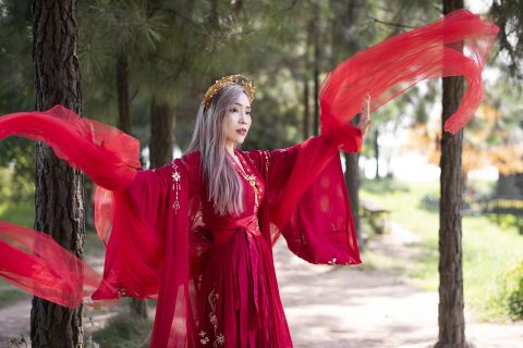 国风古装美女头像专辑封面，汉服写真合集，红色与金色主调，场景为古典庭院，高清原图可下载