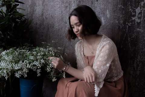 御姐气质美女头像专辑封面，深色系高冷风写真，城市背景，成熟女性魅力，4K高清